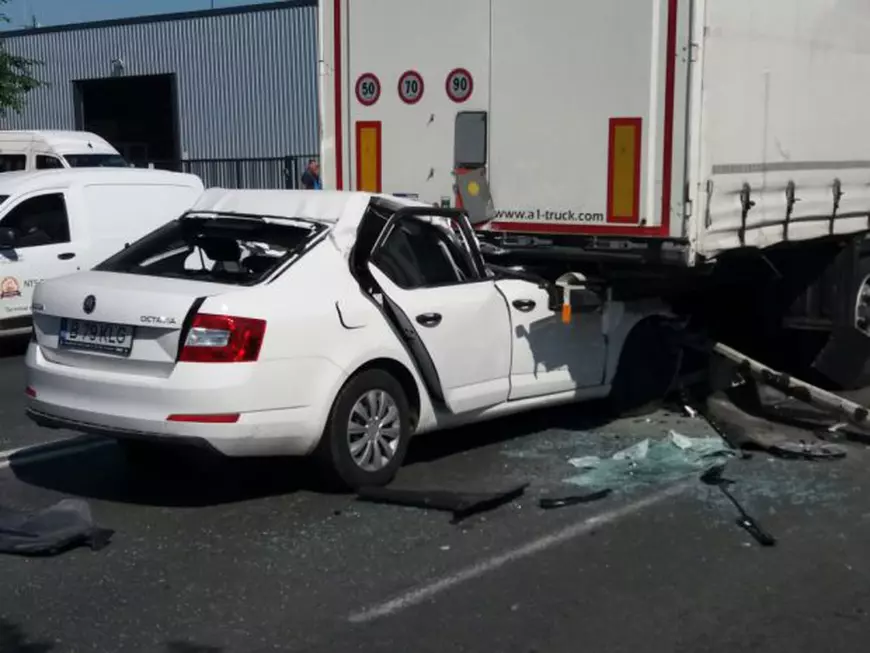 Un autoturism a intrat sub un TIR, lângă Ploiești