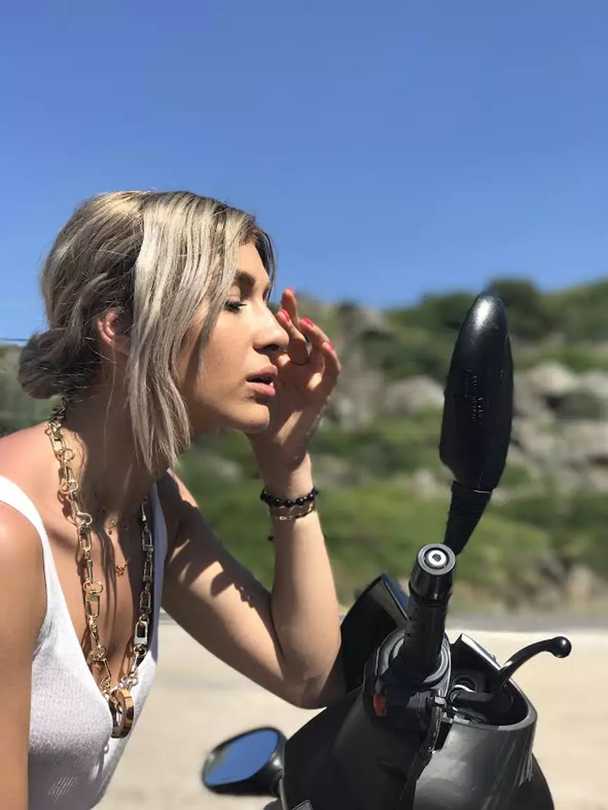 FOTO EXCLUSIV/ Alina Eremia, turul Greciei cu scuterul. Artista a vrut să descopere cultura elenă