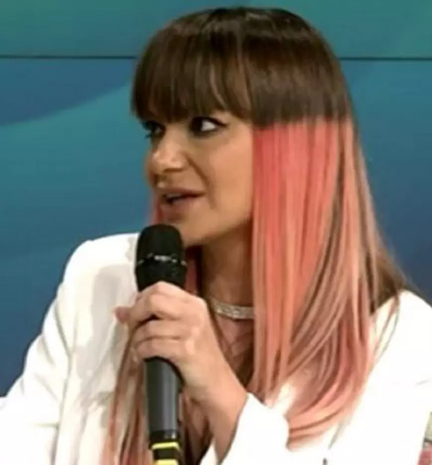 Andreea Antonescu și-a vopsit părul roz. Artista a impresionat din nou cu look-ul excentric