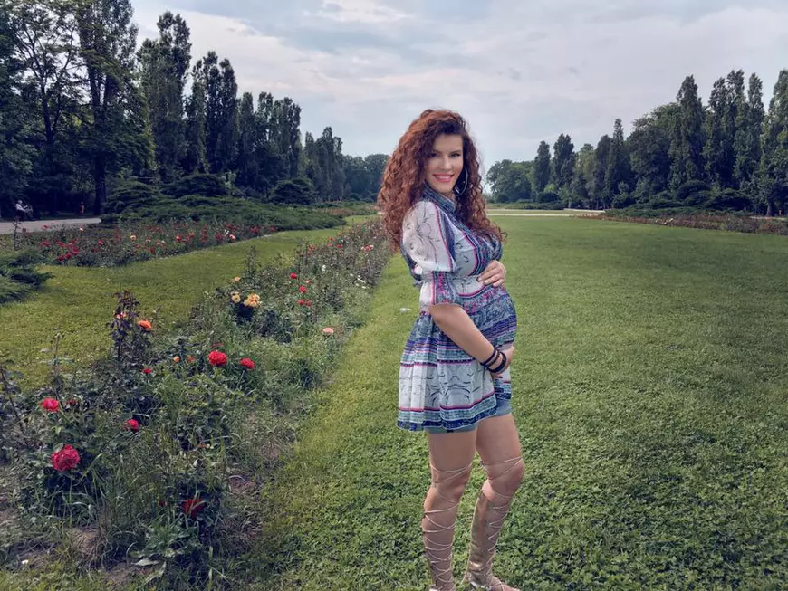 Cântăreața Andreea Dorobanțu e gravidă. A făcut anunțul abia acum, deși are o burtică proeminentă