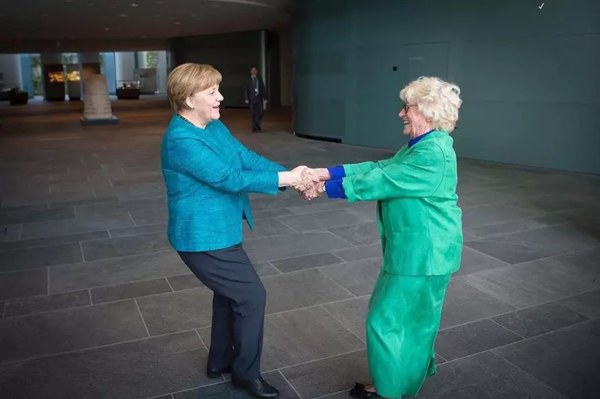 Oare e fan Uite cine dansează? Angela Merkel, piruete cu o altă femeie