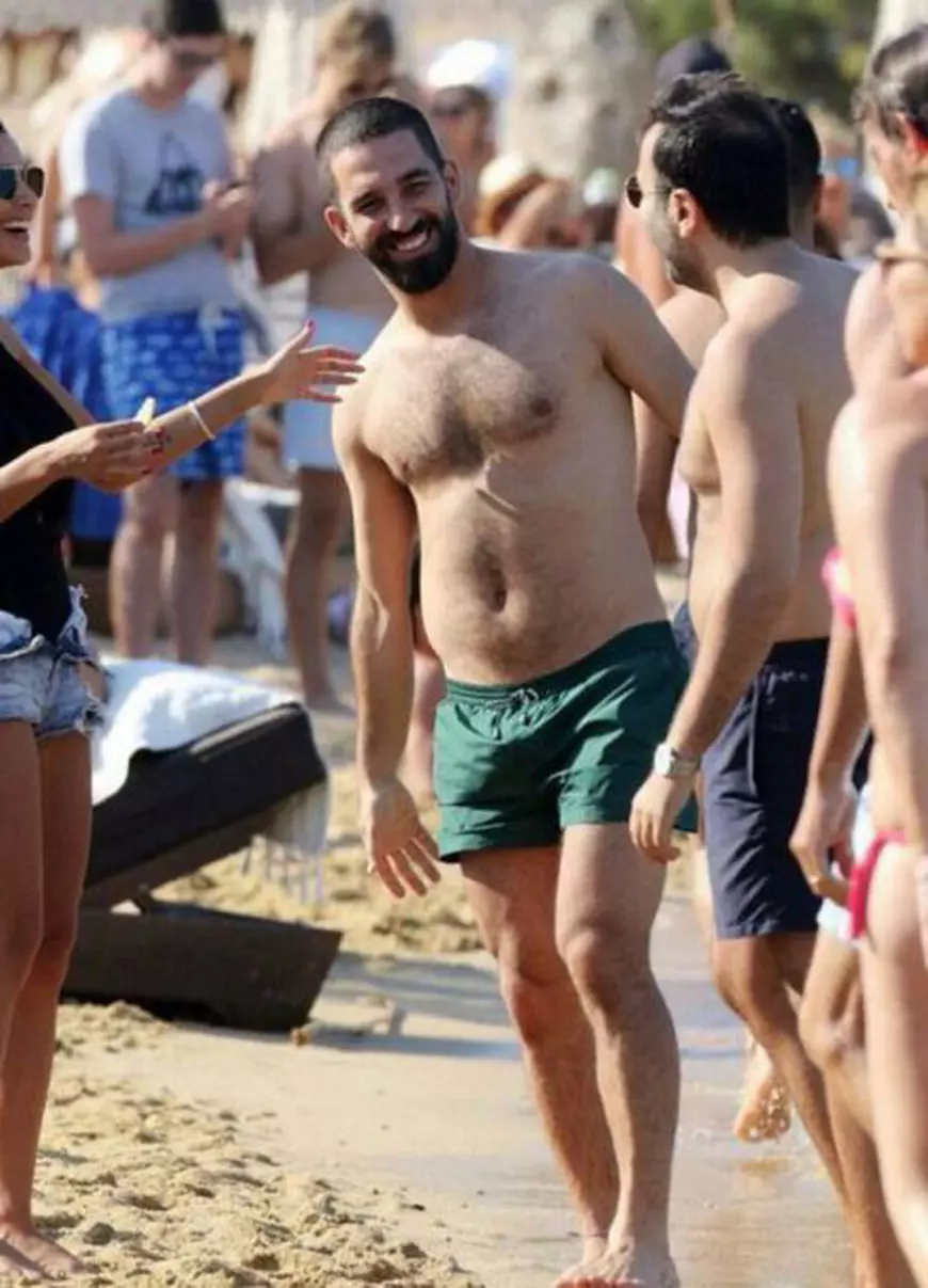 Arda Turan a făcut burtă în vacanță. Barcelona vrea să-l vândă pe mijlocașul turc / FOTO ÎN ARTICOL
