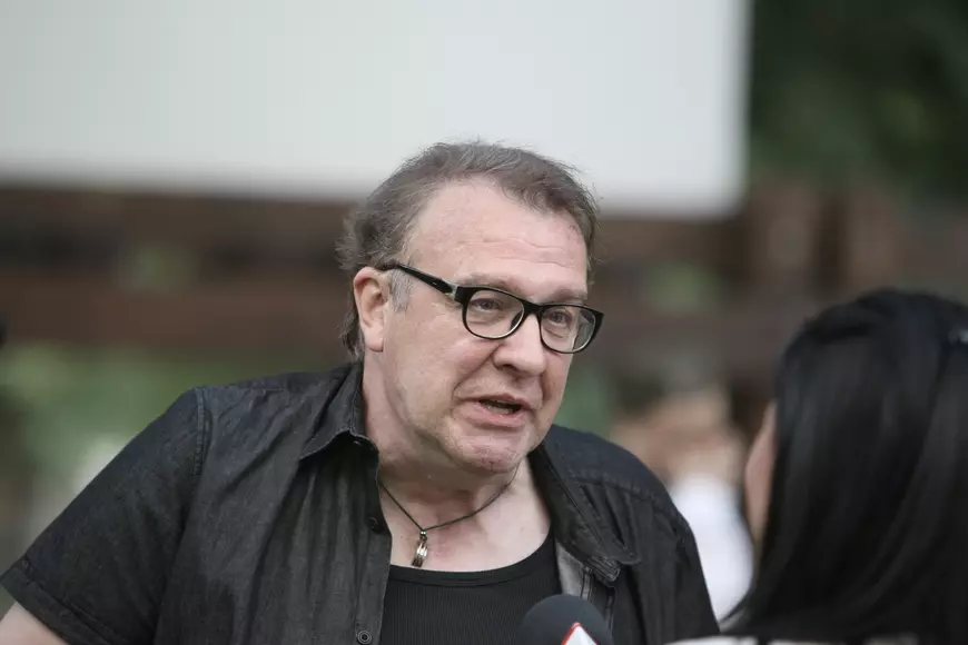 VIDEO EXCLUSIV/ Gabriel Cotabiță își verifică soția înainte să iasă din casă: “Am întors-o de câteva ori, dacă nu mi-a plăcut cum s-a îmbrăcat”