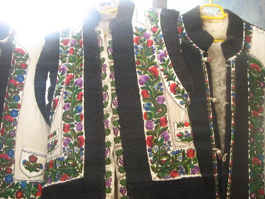 Dior a copiat și o vesta din Bucovina