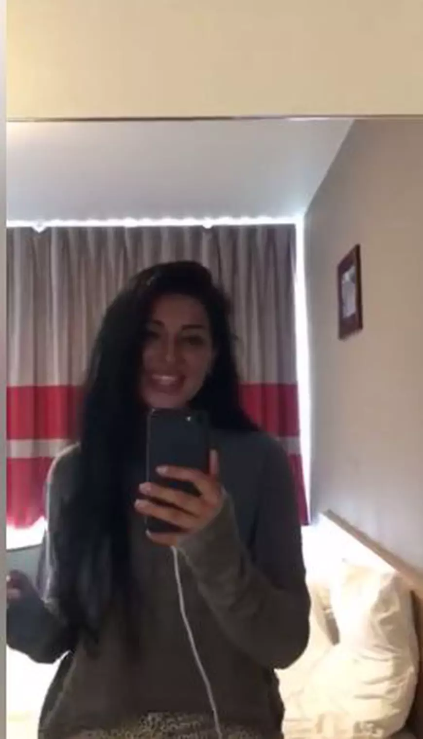 Ce face Elena Ionescu, ex-Mandinga, în camera de hotel. "Nu vrei să te audă toți" | VIDEO