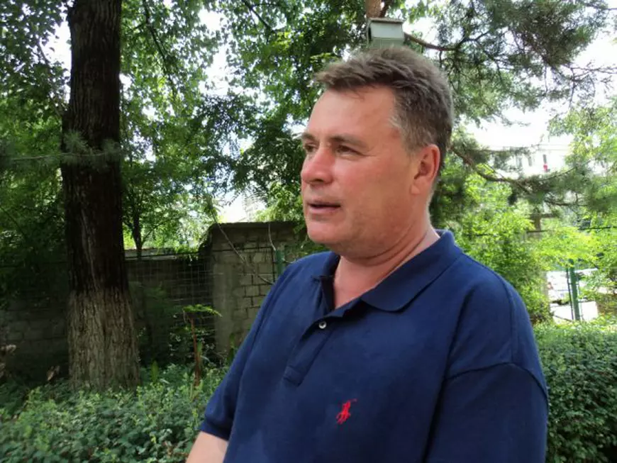 EXCLUSIV/ Scandal uriaș la o școală din Galați. Directorul este acuzat că a dat cu capul de bancă o elevă de 14 ani