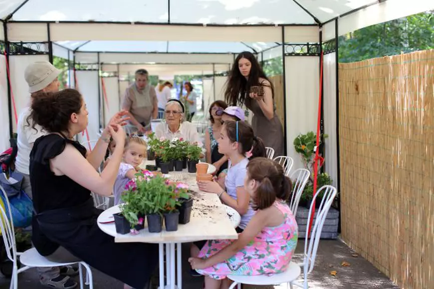 ”Ziua Universală a Iei” a început cu o mai devreme la București, spre bucuria copiilor