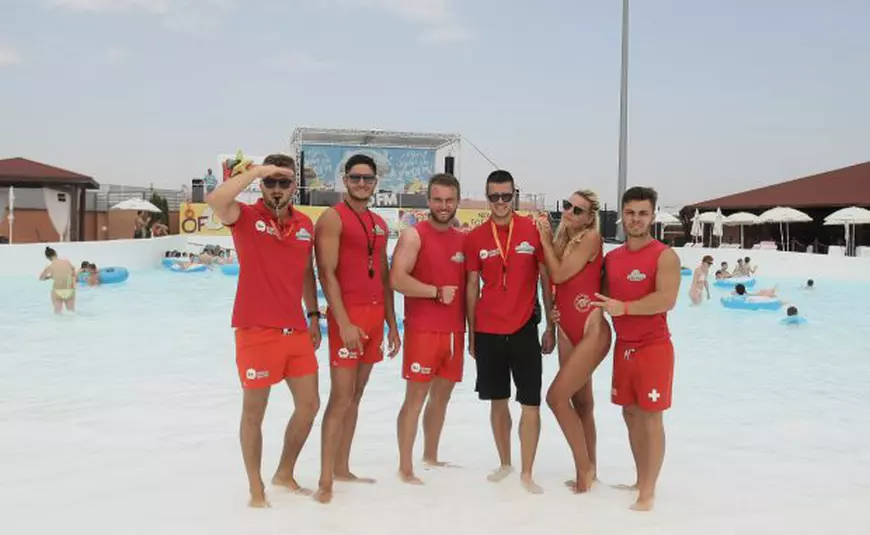 EXCLUSIV. După patru ani de înot de performanță la Dinamo a devenit: Cel mai sexi salvamar de piscină!