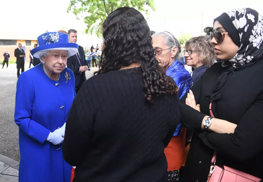 Regina Elisabeta a II-a, în vizită la un centru de ajutorare a victimelor de la Grenfell Tower