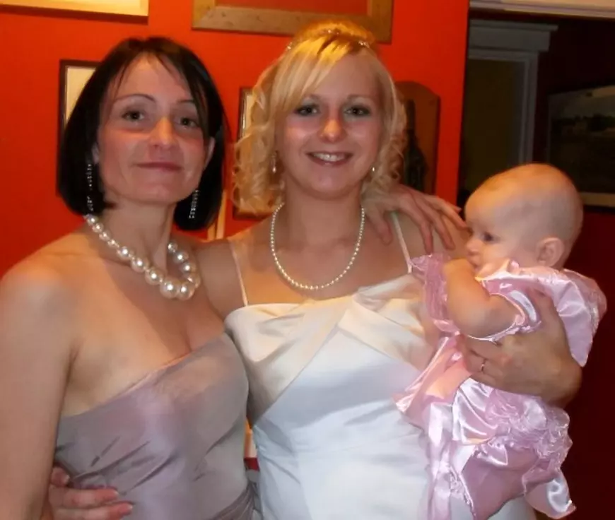 O femeie și-a născut propriul frate. A fost mamă surogat pentru copilul mamei sale