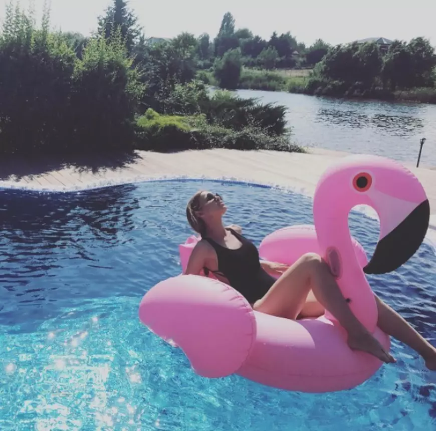 Marina Dina s-a refăcut complet după nașterea gemenilor. Cum arată în costum de baie