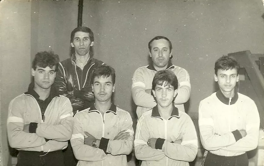 Aurel Ovanez (dreapta, sus), cu echipa de juniori a clubului Stirom București