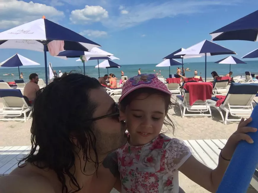 Pepe se distrează la mare. Radiază tot lângă fiica sa cea mare
