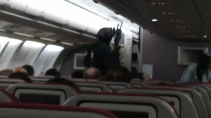 Alertă la bordul unui avion Malaysia Airlines! Un bărbat, care susținea ca are o bombă, a vrut să intre în cabina piloților