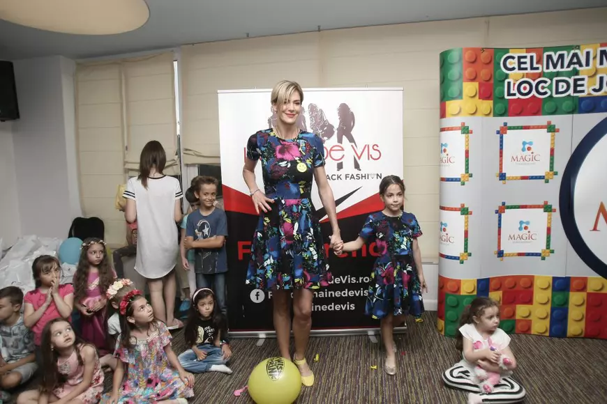 VIDEO EXCLUSIV/ Roxana Ciuhulescu e un exemplu negativ pentru fiica sa la desen! Nu știe să facă nici măcar o floare!