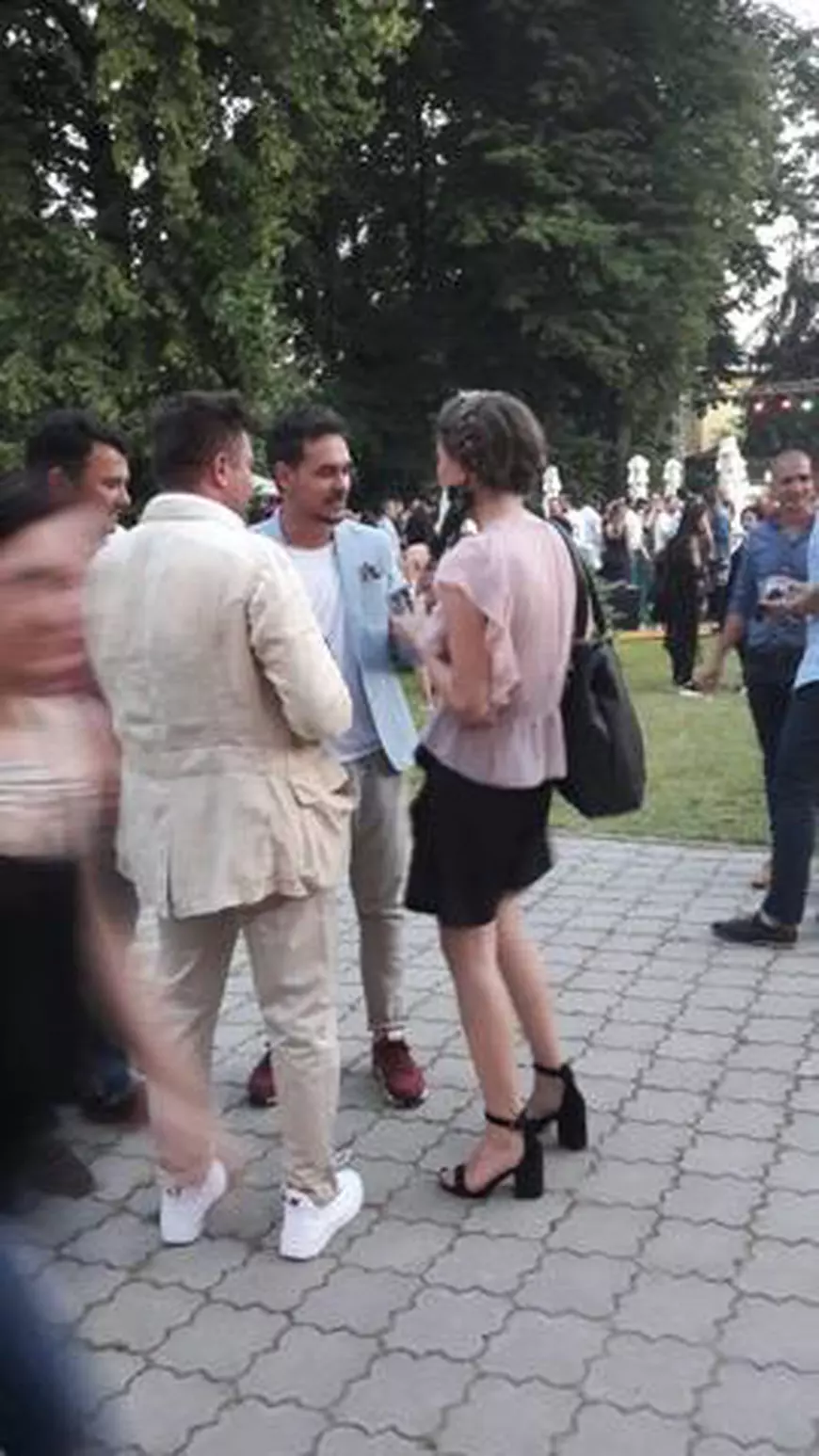 FOTO EXCLUSIV/ Când iubita nu-i acasă, Răzvan Simion își dă întâlnire cu băieții