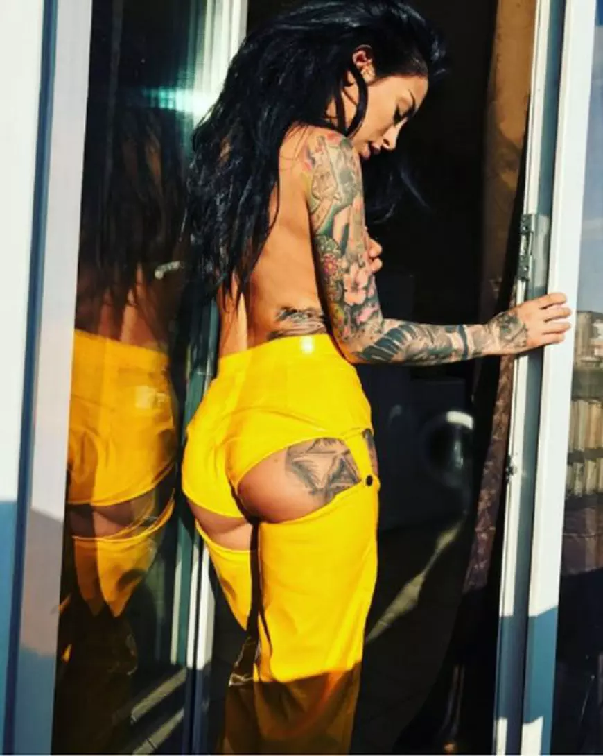 Ruby s-a dezbrăcat și a făcut totul public pe Facebook. “Vezi că ai pantalonii rupți”. Cea mai îndrăzneață ipostază