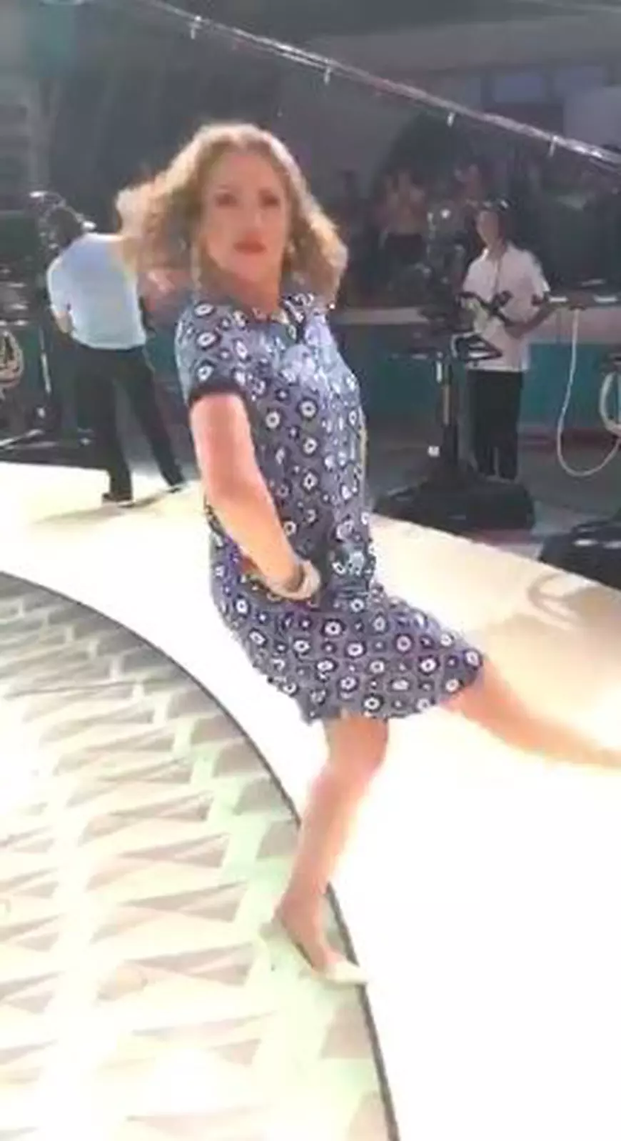 Ce face Mirela Vaida în spatele camerelor de luat vederi. Dans drăcesc în culise | VIDEO