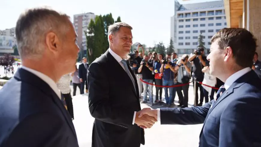 Iohannis a primit un steag secuiesc, în Harghita; Era pregătit, așa că a oferit și el un steag al României; Ce a spus despre autonomie