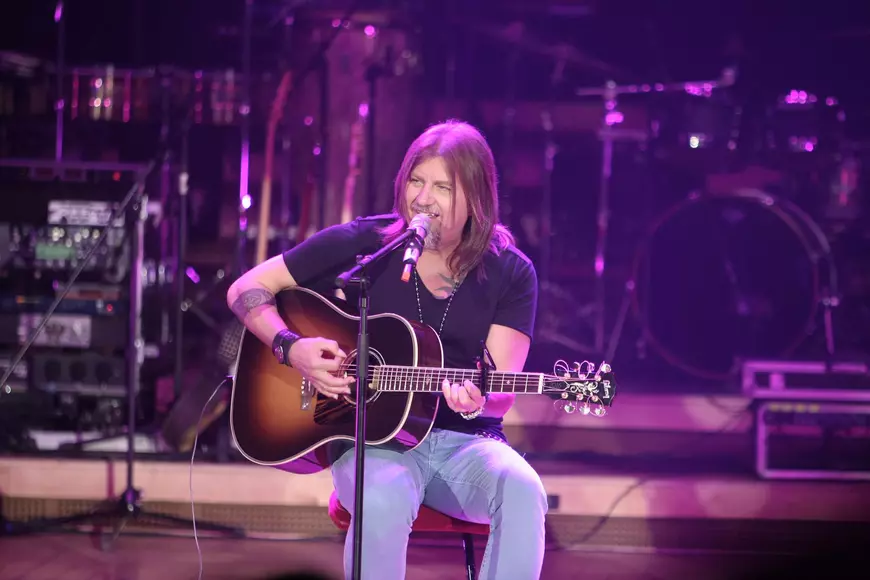 VIDEO/ Adrian Sărmășan împlinește astăzi 55 de ani! Solistul a primit un cadou special, o chitară de 7.000 de euro