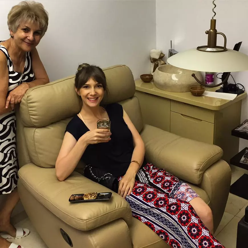 Adela Popescu și mama ei s-au răsfățat la un salon de înfrumusețare. Cum s-au pozat cele două