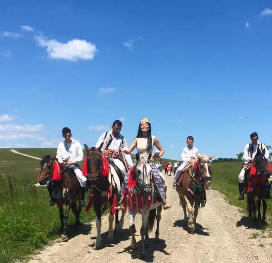 Andreea Mantea, călare pe un cal alb. Vedeta tv, aşa cum nu a mai fost văzută