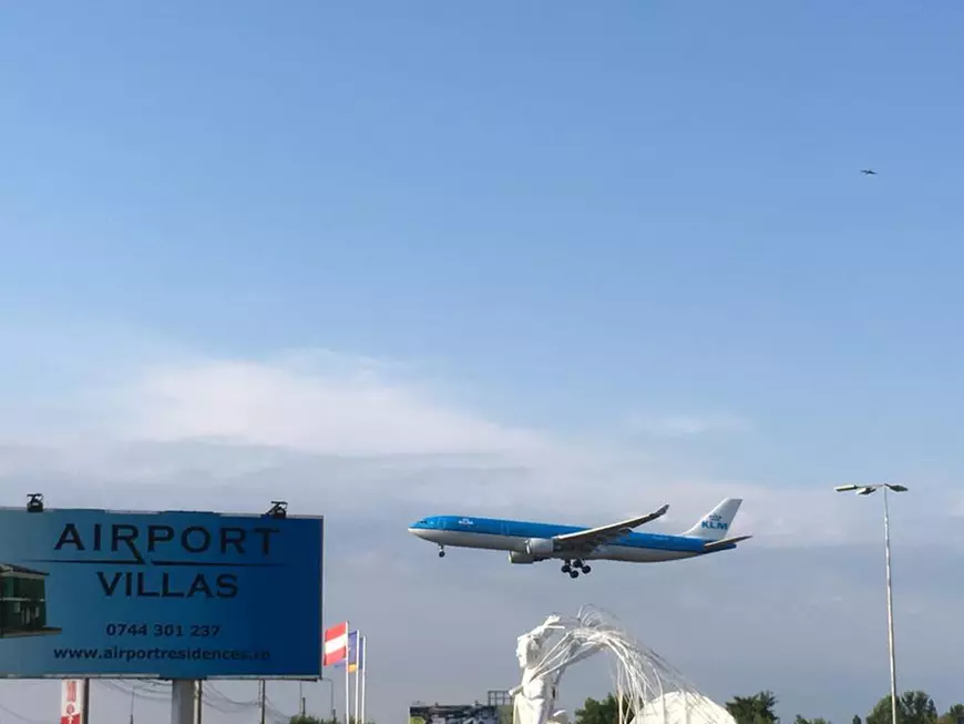 UPDATE. Aterizare de urgență pe Aeroportul Otopeni. Probleme la un motor pentru o aeronavă a companiei KLM