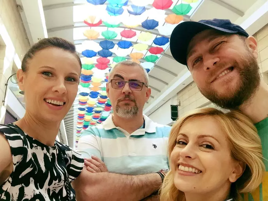 Cum au fost surprinși Simona Gherghe și soțul ei în mall. Ipostaza în care nu i-a mai văzut nimeni