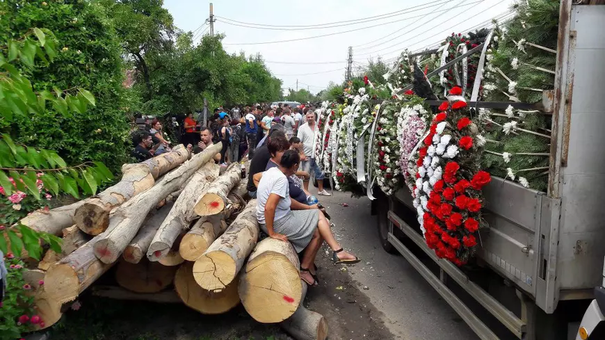 UPDATE. Denisa Manelista, înmormântată astăzi, în zi de sărbătoare. Sicriul a fost coborât în groapă | VIDEO
