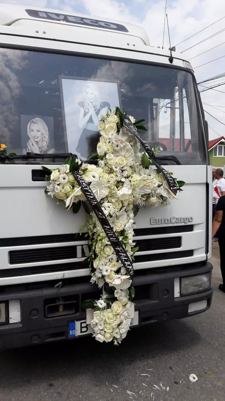 UPDATE. Denisa Manelista, înmormântată astăzi, în zi de sărbătoare. Sicriul a fost coborât în groapă | VIDEO