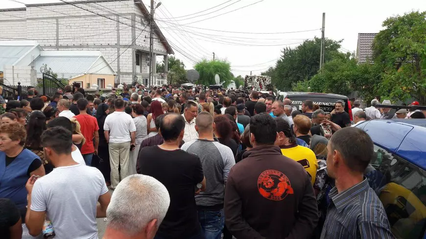 Unul dintre cei cinci preoți a slujit în lacrimi la înmormântarea Denisei Manelista. Ce datorie uriașă simțea că are față de ea | EXCLUSIV