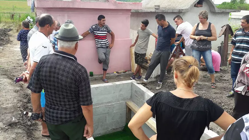 UPDATE. Denisa Manelista, înmormântată astăzi, în zi de sărbătoare. Sicriul a fost coborât în groapă | VIDEO