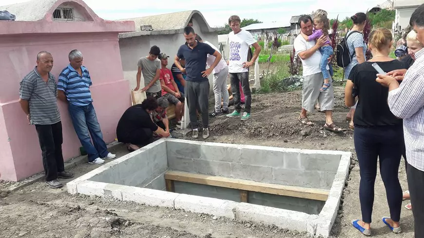 UPDATE. Denisa Manelista, înmormântată astăzi, în zi de sărbătoare. Sicriul a fost coborât în groapă | VIDEO