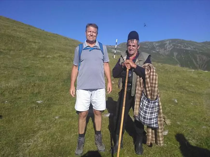 Președintele Klaus Iohannis și soția sa au fost în Parâng, unde s-au fotografiat cu localnicii