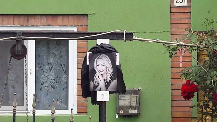 UPDATE. Denisa Manelista, înmormântată astăzi, în zi de sărbătoare. Sicriul a fost coborât în groapă | VIDEO