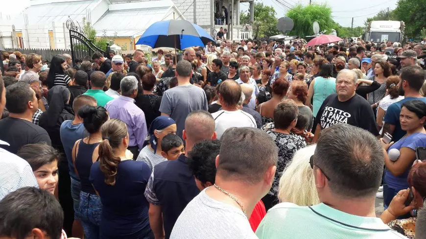 UPDATE. Denisa Manelista, înmormântată astăzi, în zi de sărbătoare. Sicriul a fost coborât în groapă | VIDEO