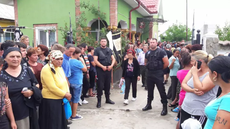 UPDATE. Denisa Manelista, înmormântată astăzi, în zi de sărbătoare. Sicriul a fost coborât în groapă | VIDEO