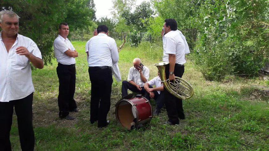 UPDATE. Denisa Manelista, înmormântată astăzi, în zi de sărbătoare. Sicriul a fost coborât în groapă | VIDEO