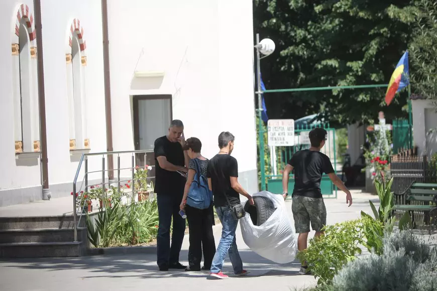 EXCLUSIV/ Claudiu Pițigoi a venit la priveghi, încă de la primele ore ale dimineții. Fostul voleibalist a fost în trecut operat pe cord și la coloană. Apropiații se tem și pentru soțul Marinei Scupra!