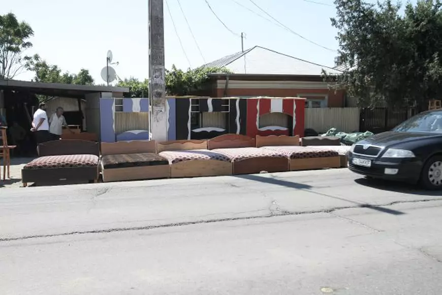 EXCLUSIV. Satul-expoziție de mobilă. Un pat vândut e o masă caldă pentru membrii familiei