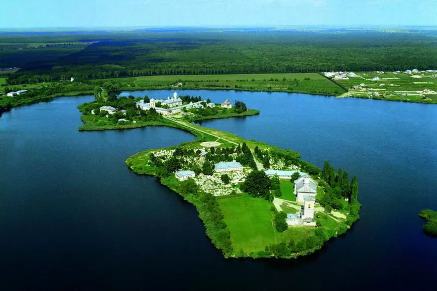 EXCLUSIV/ Povestea mănăstirilor pescărești. Între slujbe, călugării și măicuțele dau la pește pentru cină și prânz