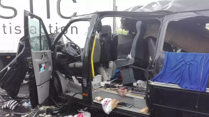 UPDATE | Accident grav pe o autostradă din Ungaria. 3 români morți și 6 răniți. Șoferul microbuzului, arestat (FOTO & VIDEO)