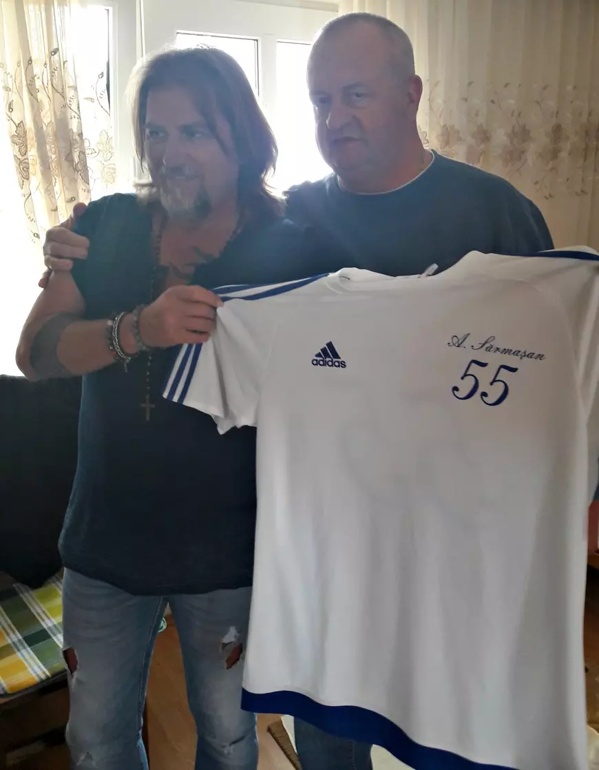 VIDEO/ Adrian Sărmășan împlinește astăzi 55 de ani! Solistul a primit un cadou special, o chitară de 7.000 de euro