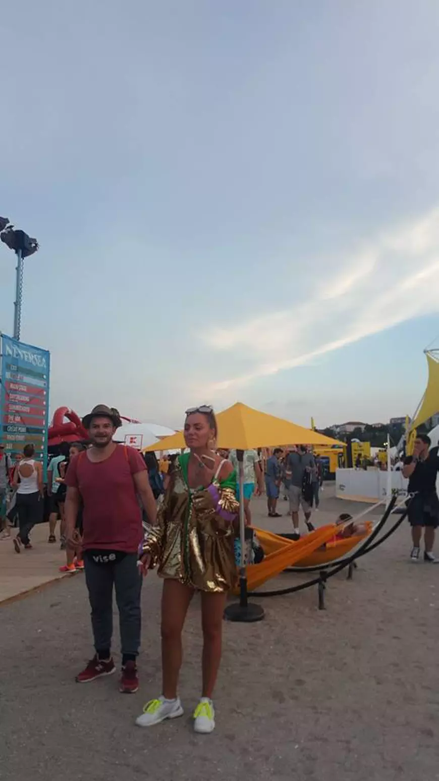 VIDEO VIRAL. Distracție fără limită de vârstă! O bunicuță cu basma, în primul rând la NEVERSEA