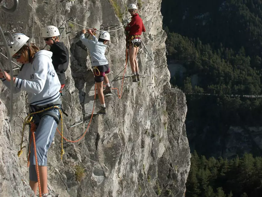 „Drumurile de fier” care duc spre culmile unde până acum ajungeau doar alpiniștii. O premieră pentru România!
