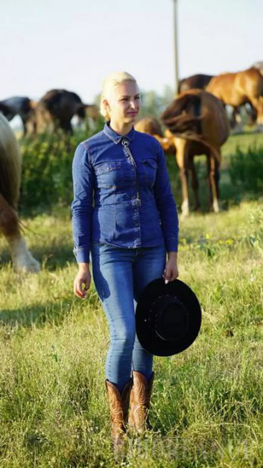 O tânără din Săcueni moşteneşte cea mai mare herghelie privată din ţară. Superafacere cu tracțiune... cabalină