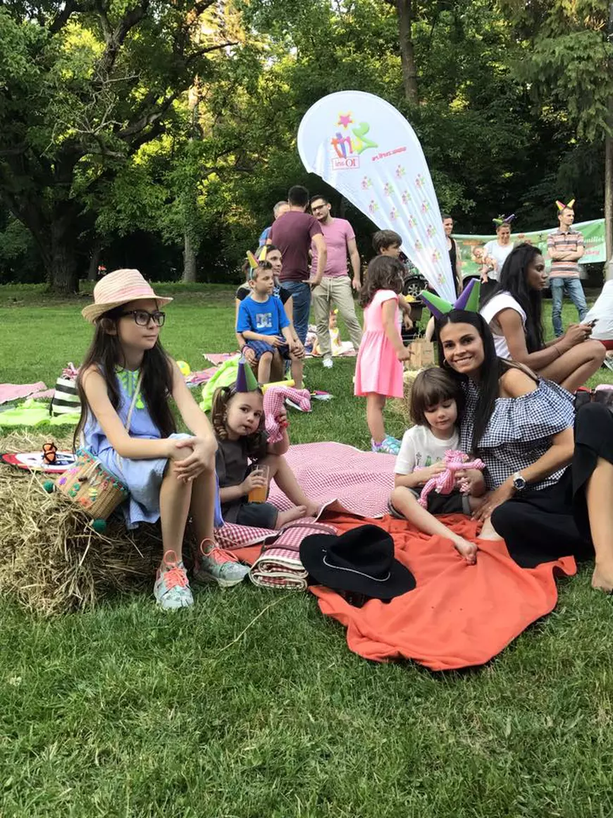 VIDEO EXCLUSIV/ Anca Serea și Adi Sînă pleacă în vacanță ca în cantonament. Cu duba și tone de bagaje