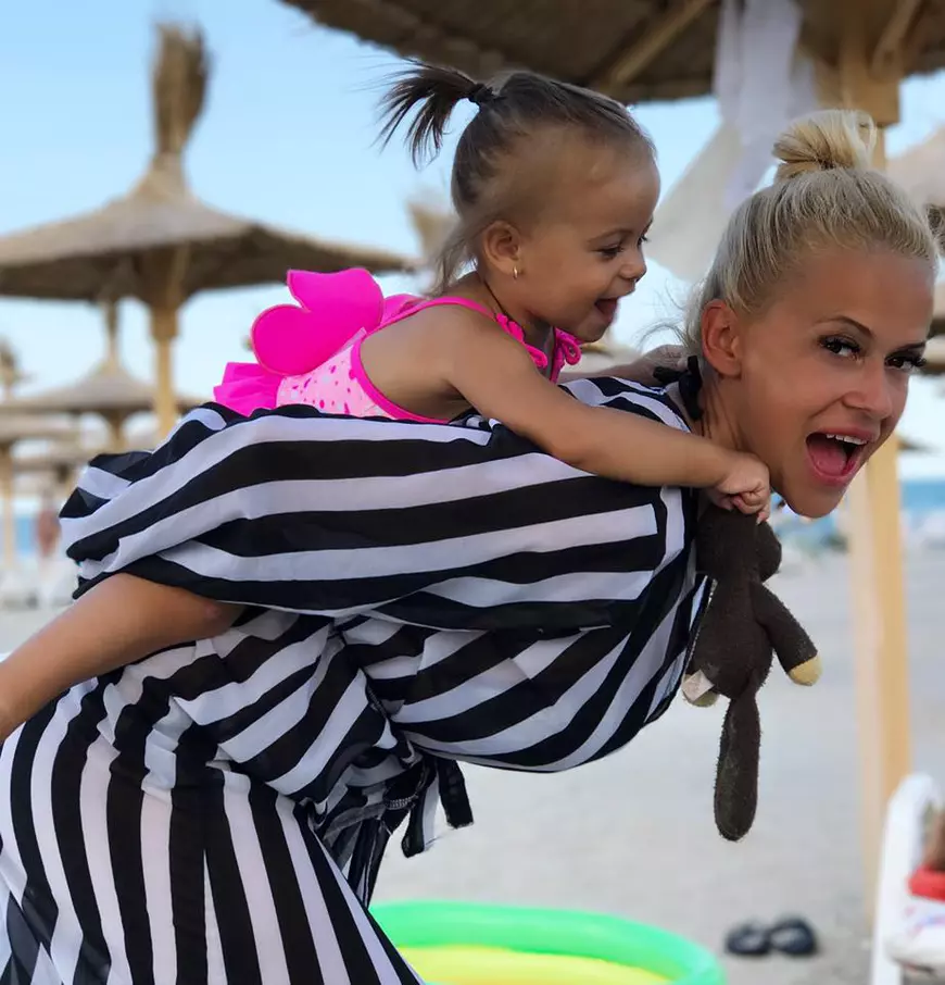 Cea mai tandră ipostază cu Anda Adam și fiica ei. Micuța Evelin e drăgălășenia întruchipată