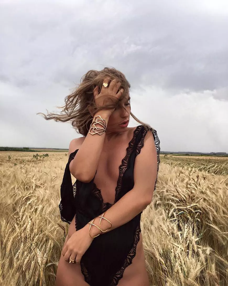 Corina Bud, aproape dezbrăcată în lanul de grâu. Artista e din ce în ce mai lipsită de inhibiții | FOTO