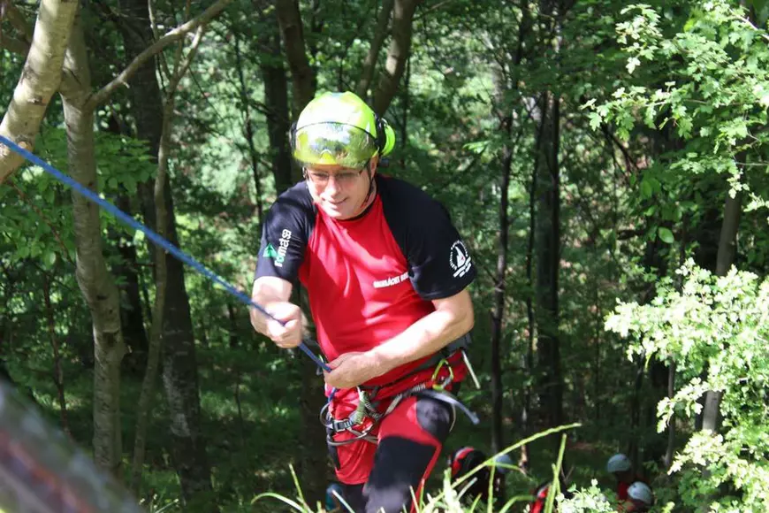 Povestea fostului vânător de munte care îi ajută la greu pe cei mai curajoși dintre noi. Omul care îi conduce pe salvatorii din munți